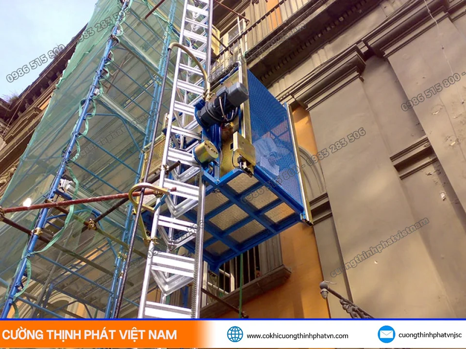 Tìm hiểu chi tiết về vận thăng nâng hàng trong công nghiệp
