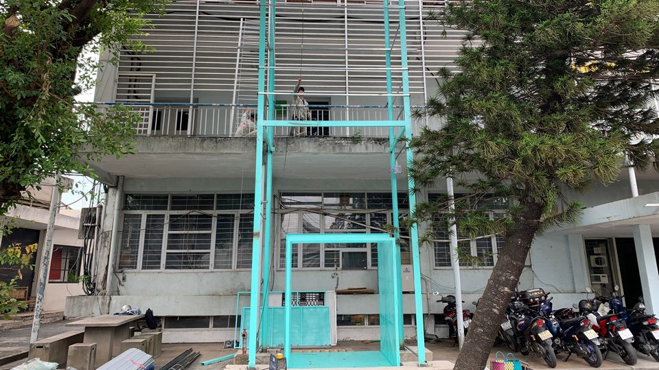 Thang máy tải hàng