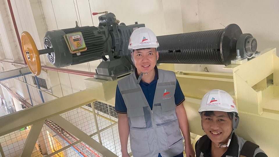 Thang máy tải hàng