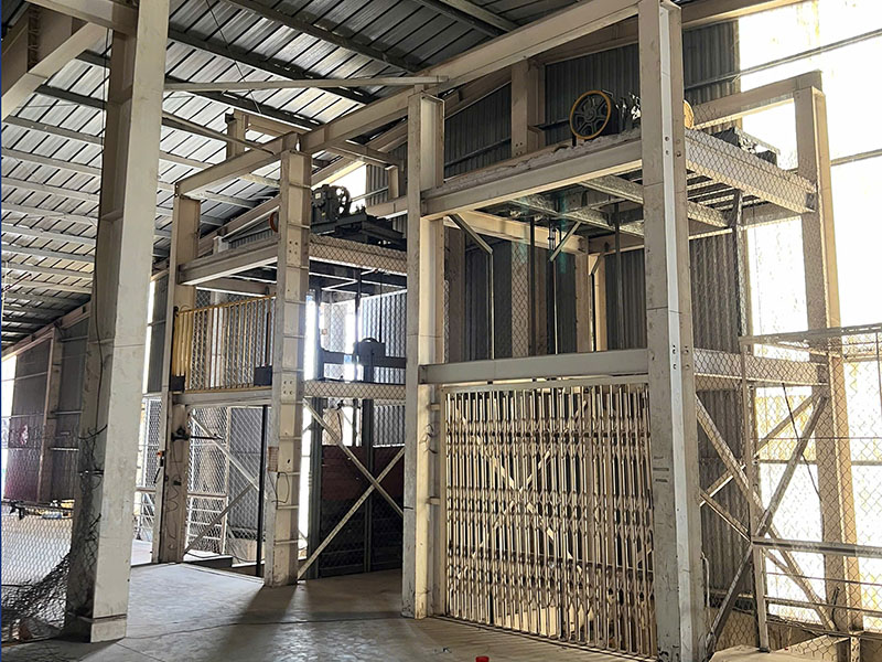 Thang tải hàng cũ trước cải tạo